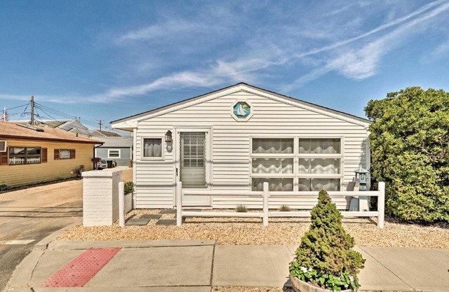 Beachy Lavallette Cottage with Outdoor Shower, Patio