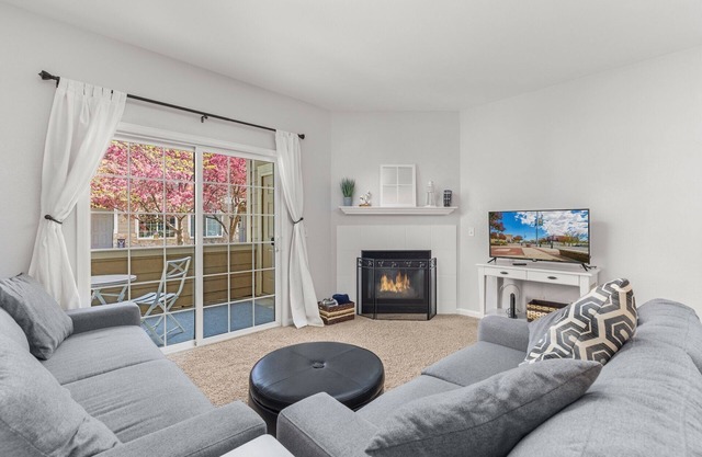 Beacon at the Lakes - Cozy & Bright 2bd/2ba Ground Level Condo