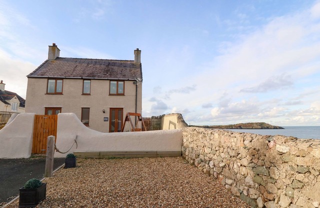 BEACON COTTAGE, pet friendly, country holiday cottage in Cemaes Bay