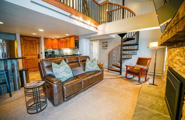 Bear Claw 402 - Ski-in Ski-out Condo!