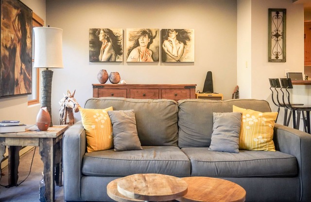 Bear Creek Lodge - 1 Bedroom with Forest View