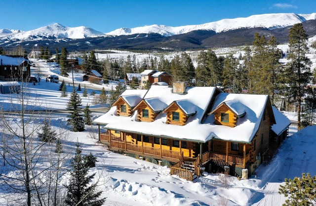 Bear Creek Mining Lodge: Mountain Style, Hot Tub