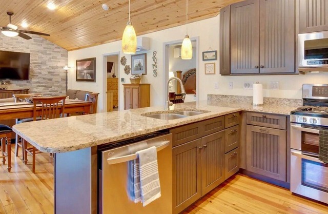 Bear Creek Retreat - Cabin in LLVR gated community nLake Lure now Welcomes YOU!