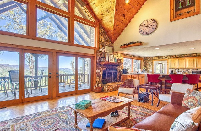 Bear Hug Inn at Gated Smoky Mountain Retreat Community