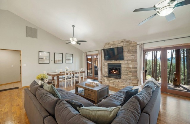 Bear Hug Retreat! 3BD/2.5BA Tranquil Mt Home