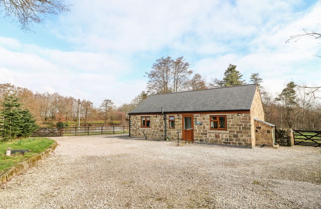 BEAR LAKE LODGE, pet friendly, with a garden in Belper