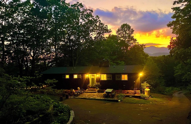 Bearfoot Hideaway: casual luxury, mtn views,4+acres, sauna,<5 to town, love dogs