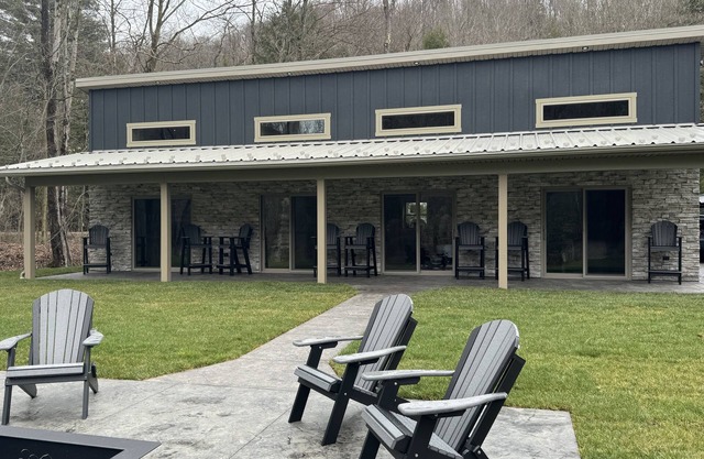 Bearly Awake cabin- family-friendly, riverfront & minutes from East Branch Lake.