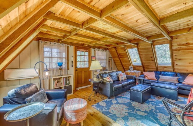 Bearly Behavin. A-Frame Blue Ridge cabin. Near Toccoa River and Suches.