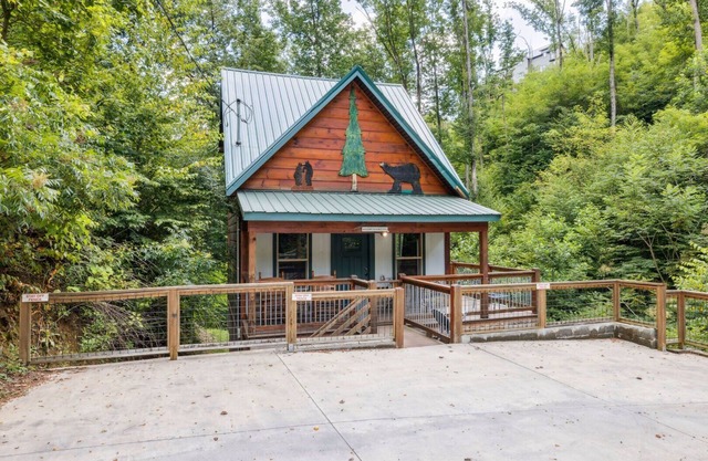 Bearly Hidden: Peaceful Creekside Escape with Hot Tub