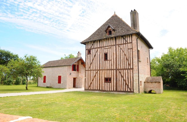 Beautiful residence near Beaune, two houses. Accommodation for 8 people.