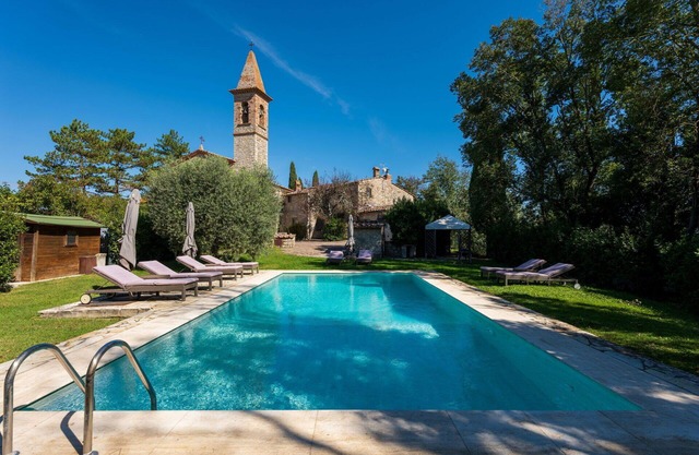 Beautiful private villa with private pool, WIFI, TV and patio, close to Greve In Chianti