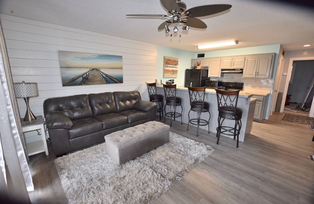 Beautiful! 1 Bd/1Ba -Slps 4- On the Water! 2 Steps to Unit! Wifi