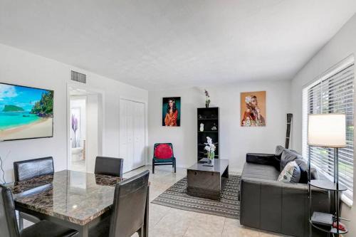 Beautiful 1bd, prime location, parking, pets 828-2