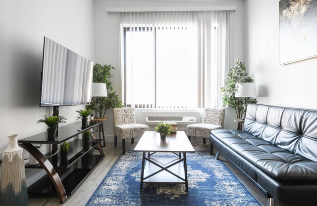 Beautiful 1BR Close to Airport 7305