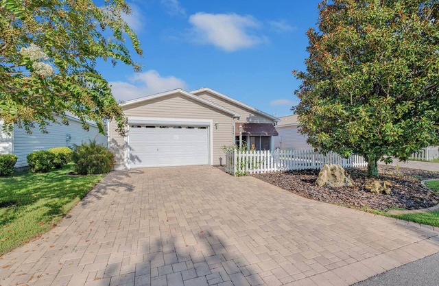 Beautiful 2/2 Patio Villa in Sabal Chase with golf cart-pet friendly