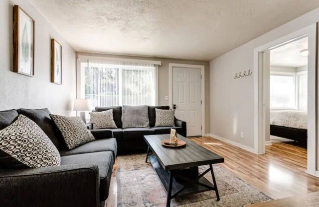 Beautiful 2 bdrm, 1 Bath 4 blocks from The U of O,