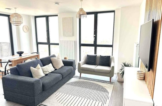 Beautiful 2 Bed Penthouse with balcony views Ldn