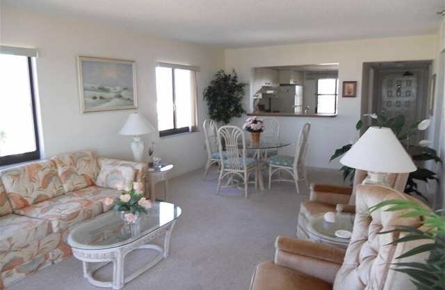 Beautiful 2 Bedroom End Unit Beach Front Condo - Affordable!