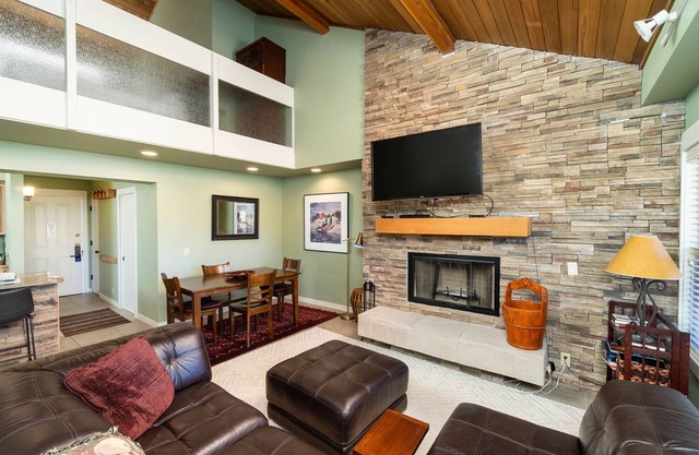 Beautiful 2 bedroom 2.5 bath Loft Condo with a view.