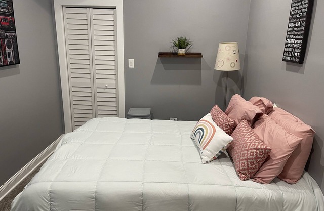 Beautiful 2-Bedroom Apt Near University of Chicago