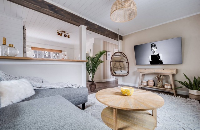 Beautiful 2 Bedroom Boho Retreat in Downtown Mystic