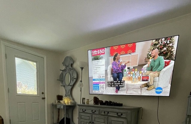 Beautiful 2 bedroom one bathroom cottage. Lake gated community!