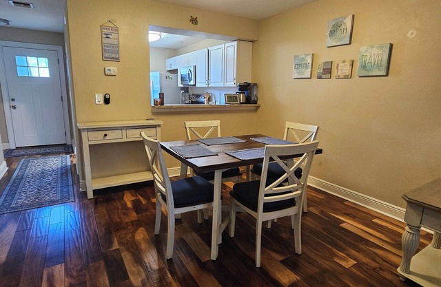 Beautiful 2-bedroom condo with AC in Fort Myers