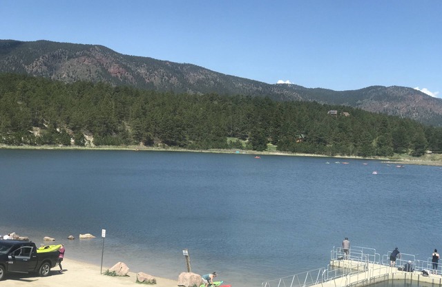 Beautiful 2 BR. Lake Side home pvt entrance. Walkout to Monument Lake. Sleeps 6