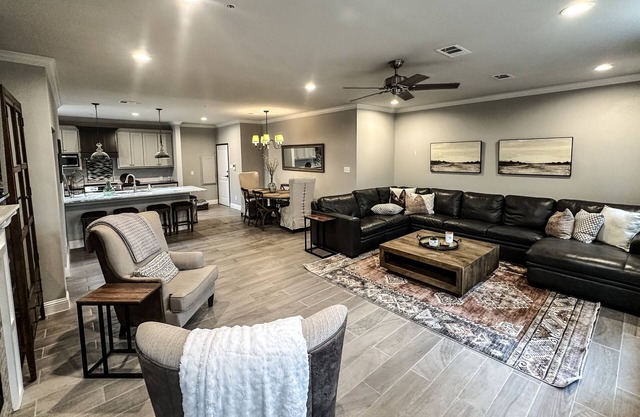 Beautiful 2 BR 2 Bath Apt. in Historical Downtown-free Wifi-2 Private Balconies