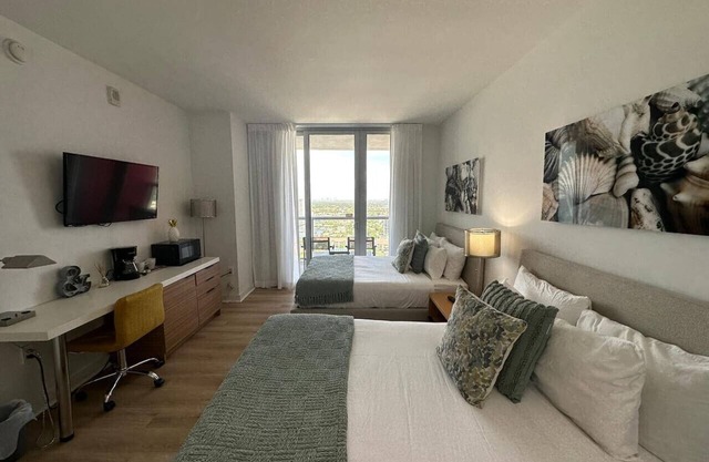 Beautiful 2-Queen Bed Apt w/Pool & Beach Service