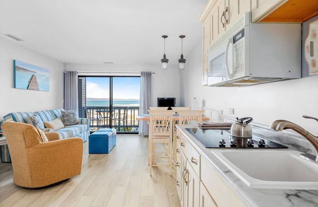 🏖️ Beautiful 2BDR Lake View Getaway @ The Shores ➠ 5579