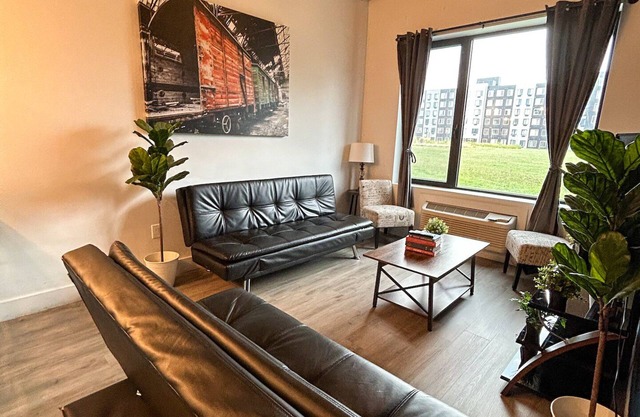 Beautiful 2BR Next to Airport 8992