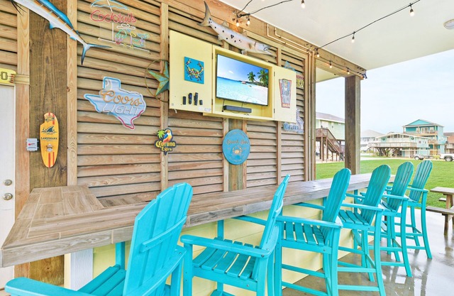 Beautiful 3/2 with incredible beach views and awesome beach bar!