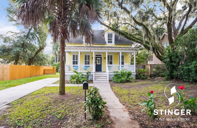 Beautiful 3 bedroom 3 bath home close to downtown and the Spanish Moss Trail.