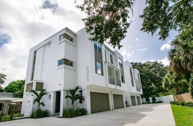 Beautiful 3 Br. Townhome (422381) by Houzlet