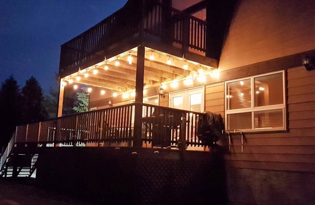 Beautiful 3 bedrm cottage in scenic Radium, BC. Airbnb 4.9 star over 97 reviews.
