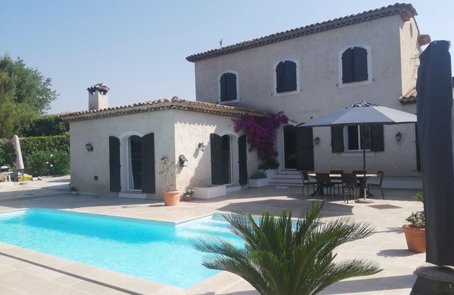 Beautiful 3 room quiet, top of villa, renovated 2018, secure parking