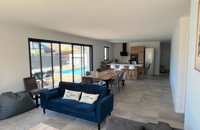 Beautiful 4-bedroom house with swimming pool close to the sea