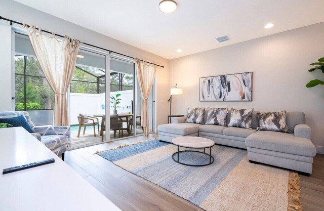 Beautiful 4-bedroom House with Splash Pool
