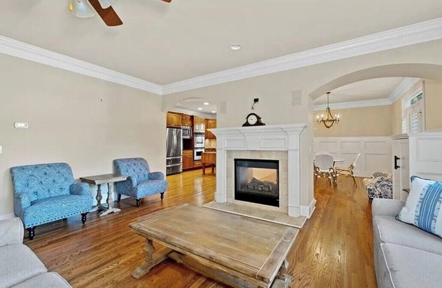 Beautiful 4 bedroom, 4 bath private neighborhood serenity Home away from home