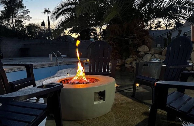 Beautiful 4 Bedroom 8 min to strip! GAMES & POOL!