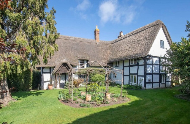 Beautiful 4 Bedroom Cotswold Thatched Cottage