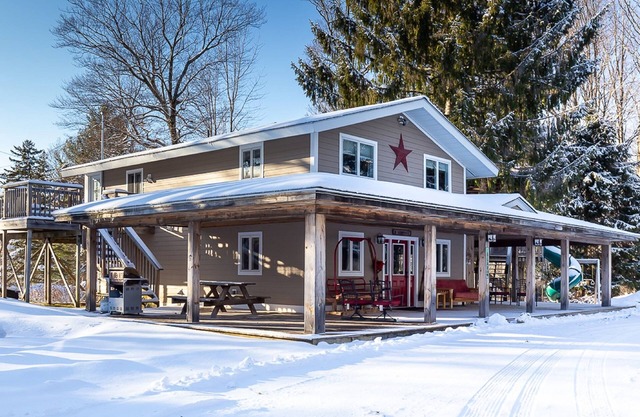 Beautiful 4-bedroom House and Treehouse 5 min to skiing, hiking, golf, biking.