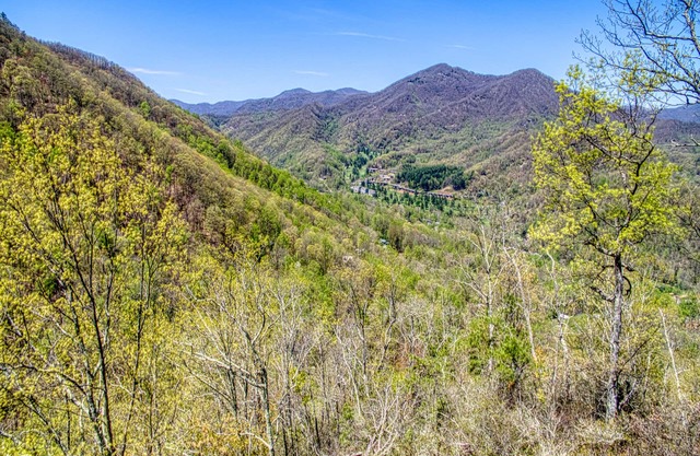 Beautiful 4 BR/3.5 BA + Loft, Hot-Tub, Valley Views, Covered Porch, Wi-Fi