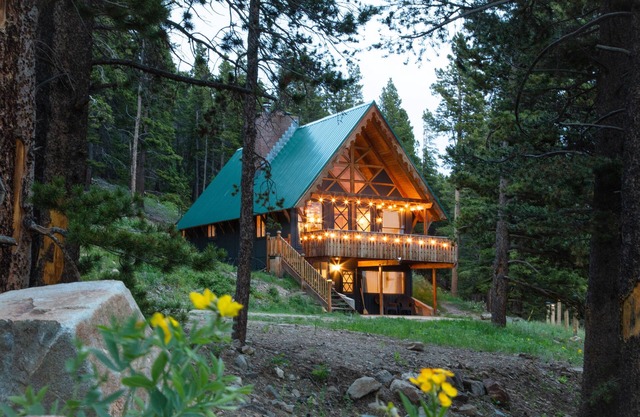 Beautiful 4Bd Chalet w Hot Tub & Mtn Views
