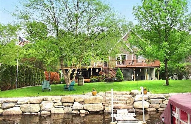 Beautiful 5 bedroom Waterfront House w/skiing/snowboarding/snow mobile path near