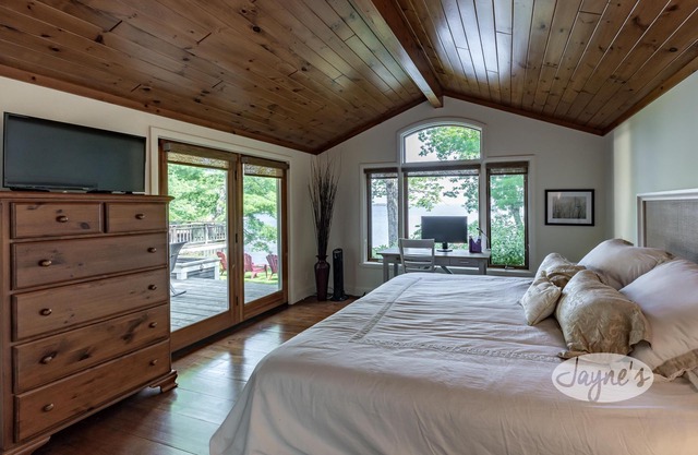 Beautiful 6 bed, 3 bath on Lake Muskoka, All Season! Sun all Day! Sand Beach!