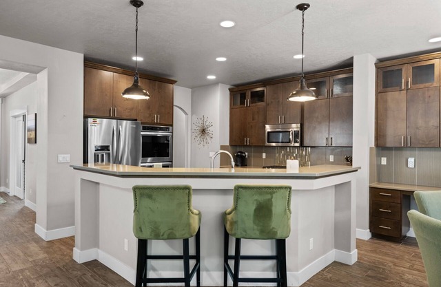 Beautiful 6 bed home in Fall Creek- Sleeps 14 w/community pool-Pet friendly!