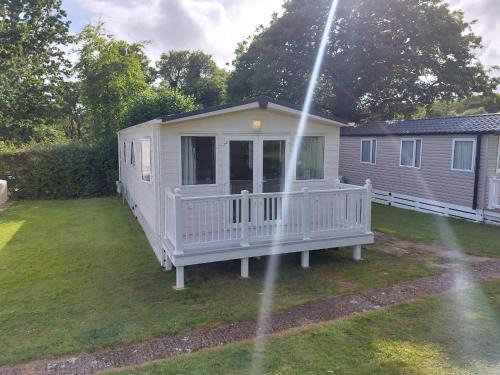 Beautiful 6 Berth Caravan In Hampshire Ref 81337Sb